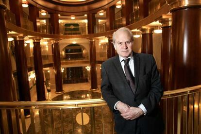 
El que fuera director general del Teatro Real, Miguel Muñiz, falleció este lunes a los 83 años. El gestor cultural estuvo al frente de la institución entre 2004 y 2012, pero también fue secretario general de planificación en el Ministerio de Economía con Felipe González.
