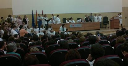 La asamblea de trabajadores del hospital de La Princesa durante la intervenci&oacute;n del gerente.