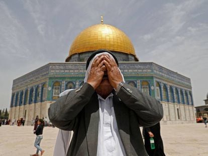 Un hombre reza frente a la mezquita de Al Aqsa, en Jerusalén, el pasado mes de mayo.
