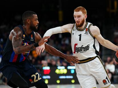 Cory Higgins, del Barcelona, defiende al escolta del Virtus Bolonia Nico Mannion durante el encuentro de Euroliga de este jueves.