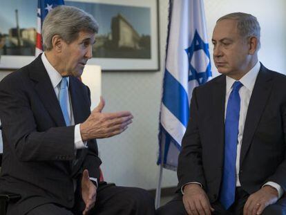 El secretario de Estado de EE UU, John Kerry, y el primer ministro israelí, Benjamín Netanyahu, durante su encuentro del 22 de octubre en Berlín.
