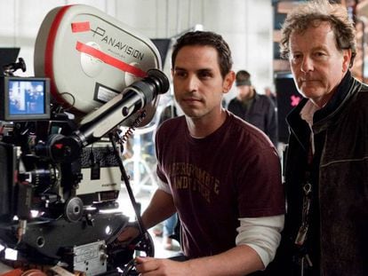 FOTO: Greg Berlanti (izquierda) y el director de fotografía Andrew Dunn en el rodaje de 'Como la vida misma'. / VÍDEO: Cinco series de Berlanti.