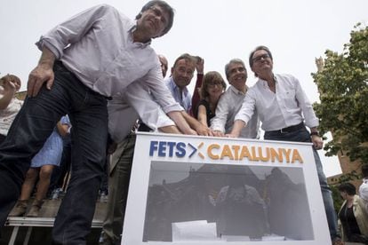 El presidente catal&aacute;n Carles Puigdemont y el expresidente Artur Mas acompa&ntilde;an a varios candidatos de Converg&egrave;ncia en un mitin en Barcelona