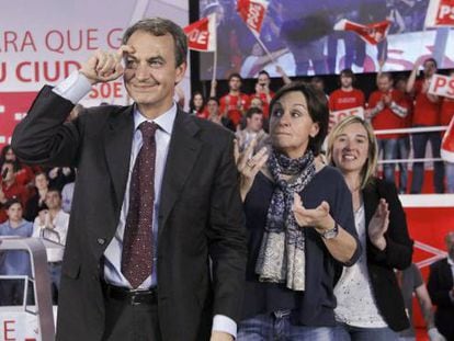 Zapatero, delante de la vicepresidenta de Cantabria, Dolores Gorostiaga, en Santander.