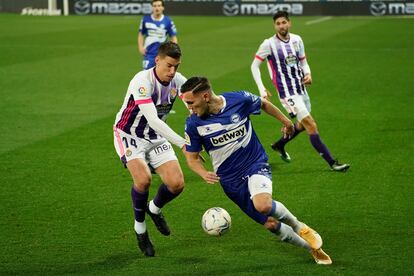 Lucas Pérez y Rubén Alcaraz, durante el partido.