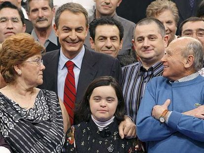 Zapatero, el lunes, con la joven Izaskun Buelta (centro) antes de <i>Tengo una pregunta para usted. </i>