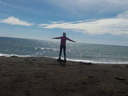 Fotografía cedida por Lola Rizo de su hija Marta en la playa de Portman, Murcia.