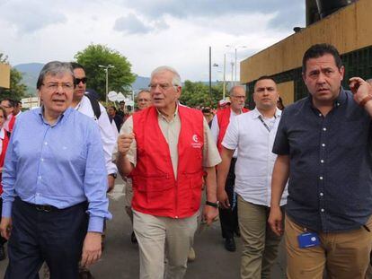 El ministro de Exteriores español, Josep Borrell (centro), junto al canciller colombiano, Carlos Holmes Trujillo, y el gerente para la frontera, Felipe Muñoz, en Cúcuta.