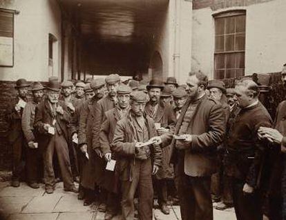 Patio de barracones del Salvation Army durante un domingo por la mañana. Los hombres que entregaron sus tickets por la noche tienen derecho a un desayuno gratis. Londres 1902.