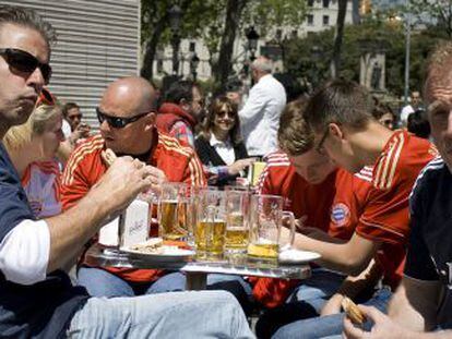 Aficionados del Bayern M&uacute;nich en la plaza Catalunya, en Barcelona.