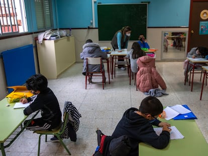 Una clase en el colegio Giner de los Ríos en Fuenlabrada, Madrid.