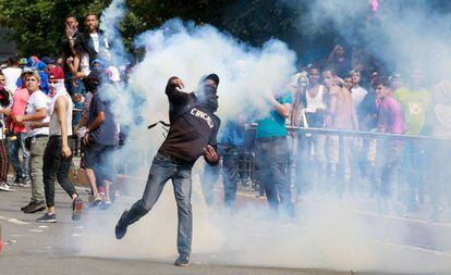 Manifestantes durante una protesta contra el Gobierno del presidente de Venezuela, Nicol&aacute;s Maduro, en Caracas. 