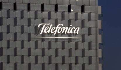 Fachada con el logo de Telefónica.