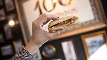Un comensal muestra un bocadillo en un restaurante 100 Montaditos, en una imagen cedida por la compañía.