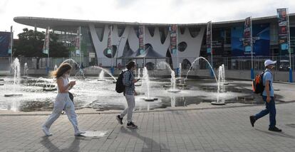Visitantes llegan al Mobile World Congress (MWC) en Barcelona.