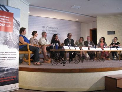 De izquierda a derecha, Catalina Mej&iacute;a (SinSentido), Pilar Reyes (Alfaguara), Francesc Sanchis (librer&iacute;a Embat), Pilar &Aacute;lvarez (Turner), Juan Antonio S&aacute;nchez, Sigrid Kraus (Salamandra) Miquel Costa (Mediterr&agrave;nia-Eivissa), Diana Hern&aacute;ndez (Blackie Books), Marina P. de Cabo (librer&iacute;a Literanta), en la inauguraci&oacute;n de las Conversaciones literarias de Formentor.