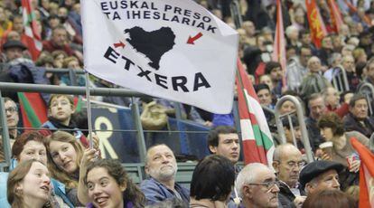 Cartel en favor del acercamiento en un homenaje a Arnaldo Otegi.