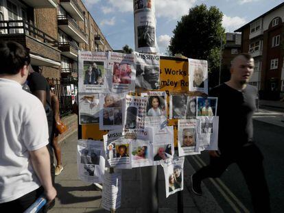 Cartells amb imatges de persones desaparegudes en un fanal prop de la torre Grenfell.