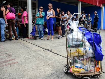 Colas en un centro de distribuci&oacute;n de alimentos de Caracas.