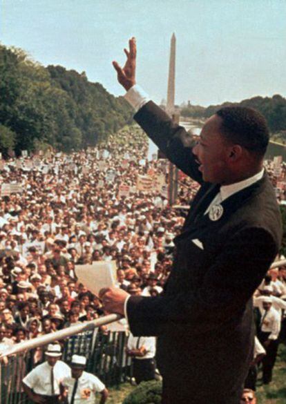 Agosto de 1963. Martin Luther King saluda a la multitud.
