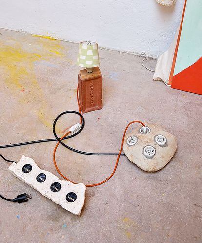 The power strips that Cebrián herself designs, with stones that she collects in the different places she passes through.  “I brought one stone from Bogotá, another is from Lake Sigüenza, in León, another from Istanbul...,” she explains.