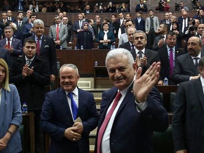 El primer ministro turco, Binali Yildirim, saluda en un encuentro de su partido en el Parlamento.