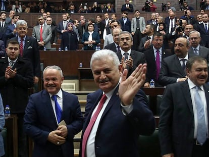 El primer ministro turco, Binali Yildirim, saluda en un encuentro de su partido en el Parlamento.