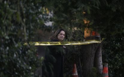 Una mujer se asoma al área donde la policía de San Bernardino interceptó a los sospechosos.