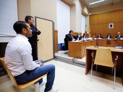 Dani Alves, sentado en el banquillo de los acusados el 5 de febrero momentos después de que comenzase el juicio en su contra.
