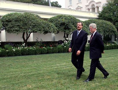 Clinton con el expresidente mexicano Vicente Fox pasean por el Rose Garden el 24 de agosto de 2000, cuando las rosas tenían el mismo colorido que ahora. |