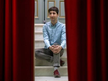 El actor Mario Alberto Díez posa en una sala del teatro Lara en Madrid.