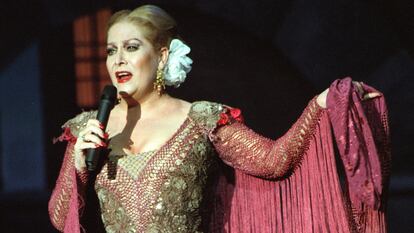 La cantante Concha Márquez Piquer actúa durante el homenaje celebrado en honor a su madre, la tonadillera Concha Piquer, en enero de 1995 en el Teatro Calderón de Madrid.
