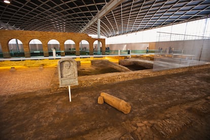 Cubierta construida por Ángela García de Paredes e Ignacio García-Pedrosa para proteger los mosaicos del siglo IV de la villa romana La Olmeda, cerca de Pedrosa de la Vega (Palencia).