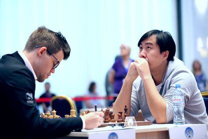 Carlsen, durante la partida que perdió ante Bu