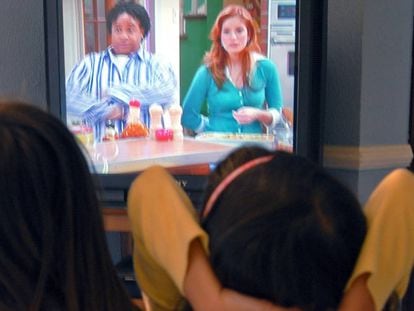 Varios niños, ante la pantalla del televisor.