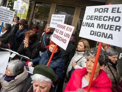 Manifestación a favor de la eutanasia en la puerta de los juzgados de Plaza de Castilla en Madrid.