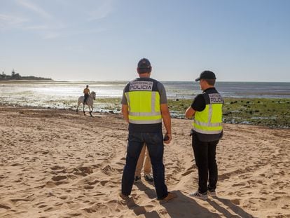 Dos agentes de la Policía Nacional, en el Camino de la Reyerta, en la desembocadura del río Guadalquivir (Sanlúcar de Barrameda, Cádiz), uno de los puntos calientes para alijar droga.