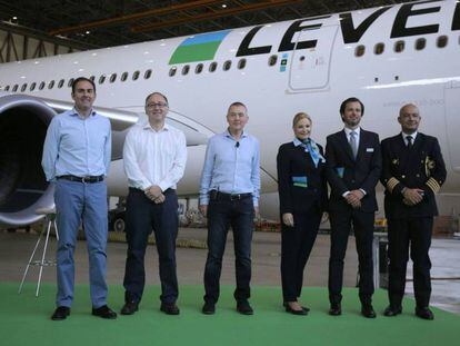 Willie Walsh (IAG, al centro), con Luis Gallego (Iberia) y Javier S&aacute;nchez Prieto (Vueling) frente a una aeronave de Vueling.