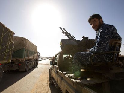Un miliciano en un vehículo militar en un control de Abugrein, la localidad más cercana al feudo yihadista de Sirte.