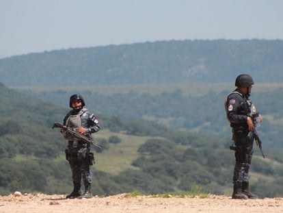 Elementos de la Policía Federal en Guanajuato, cerca de la frontera con Comanja de Corona, en Jalisco. Fotografía de archivo.