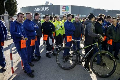 Protesta de trabajadores de Airbus ante la sede de la empresa en Getafe, el 21 de febrero.
