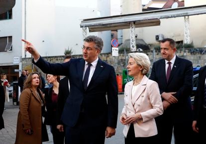 El primer ministro, Andrej Plenkovic, conversa con la presidenta de la Comisión Europea, Ursula Von der Leyen.