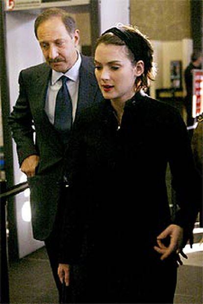 Winona Ryder entra al juzgado con su abogado para oír la sentencia.