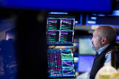 Un operador, en el parqué de Wall Street.