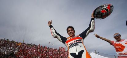 Marc Márquez celebra su primer título mundial de MotoGP en 2013, en el Circuit Ricardo Tormo de Valencia.