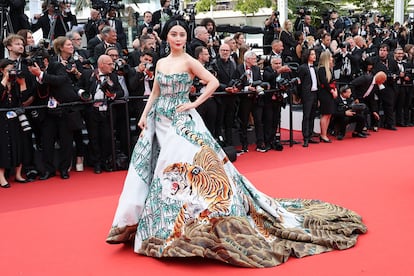 La actriz china Fan Bing-bing, impactante con un vestido estampado con montañas, bambú y un tigre, un diseño de Christopher Bu.