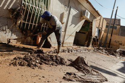 Un hombre despeja barro de las aceras, tras la inundación, en la pedanía de Javalí Viejo (Murcia),este lunes.