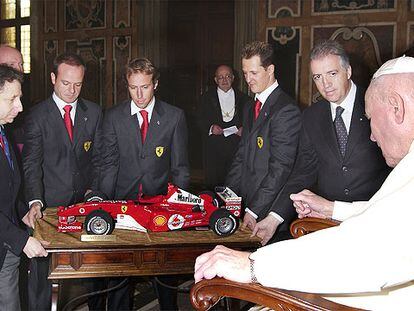 De izquierda a derecha, Jean Todt, Rubens Barrichello, Luca Badoer, Michael Schumacher, Enzo Ferrari y el Papa.