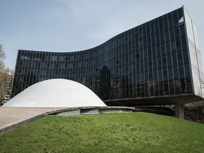 La sede en París del Partido Comunista Francés, construido por el arquitecto brasileño Oscar Niemeyer.