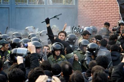 La policía trata de dispersar a los manifestantes a las puertas de la Embajada británica en Teherán.